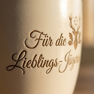Personalisierter Blumentopf mit Gravur — Geschenk Jägerin Geburtstag — Detailaufnahme