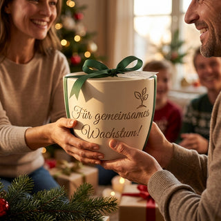 Personalisierter Blumentopf mit Gravur — Geschenk Key Account Manager — als persoenliche Geschenk-Uebergabe