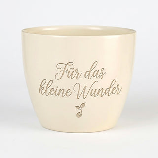 Personalisierter Blumentopf mit Gravur — Geschenk zur Geburt & Babyparty — Detailansicht der Lasergravur