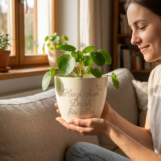 Persönlicher Blumentopf mit Gravur für die Empfangsdame – Herzlichen Dank für alles — im Wohnambiente