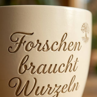 Personalisierter Blumentopf mit Gravur — Geschenk für Laborleiterin — Detailaufnahme