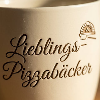 Blumentopf mit Gravur Lieblings-Pizzabäcker — Geschenk Pizzabäcker — Detailaufnahme