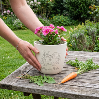 Blumentopf mit One-Line-Gravur von zwei Kaninchen als Andenken