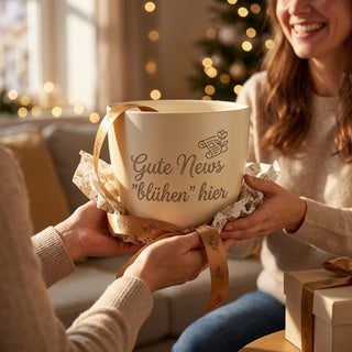 Personalisierter Blumentopf mit Gravur — Geschenk für Nachrichtensprecherin — als persoenliche Geschenk-Uebergabe