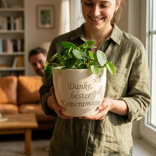 Personalisierter Blumentopf mit Gravur — Geschenk Kameramann Dankeschön — im Wohnambiente