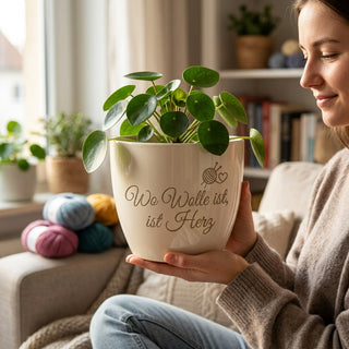 Blumentopf mit Gravur — Geschenk Strickerin »Wo Wolle ist, ist Herz« — im Wohnambiente