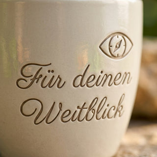 Blumentopf mit Gravur 'Für deinen Weitblick' — Geschenk Gymnasiallehrer — Detailaufnahme