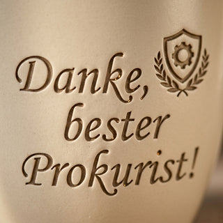 Personalisierter Blumentopf mit Gravur — Geschenk Prokurist Beförderung — Detailaufnahme