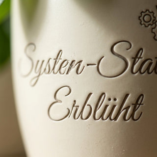 Personalisierter Blumentopf mit Gravur — Geschenk IT-Berater System-Status Erblüht — Detailaufnahme