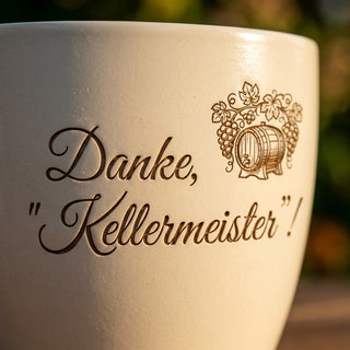 Personalisierter Blumentopf mit Gravur — Dankeschön für den Kellermeister — Detailaufnahme