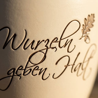 Personalisierter Blumentopf 'Wurzeln geben Halt' — Geschenk für Orthopäden — Detailaufnahme