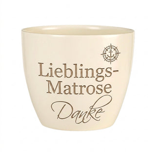 Personalisierter Blumentopf mit Gravur — Geschenk Matrose Abschied — Detailansicht der Lasergravur