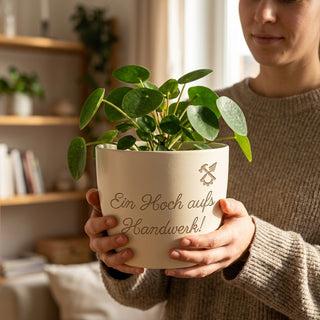 Personalisierter Blumentopf mit Gravur — Geschenk für Haustechniker — im Wohnambiente