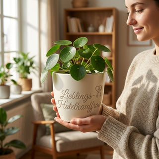 Personalisierter Blumentopf mit Gravur — Geschenk Hotelkauffrau Abschied — im Wohnambiente