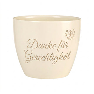 Personalisierter Blumentopf mit Gravur — Geschenk Staatsanwalt Danke & Abschied — Detailansicht der Lasergravur