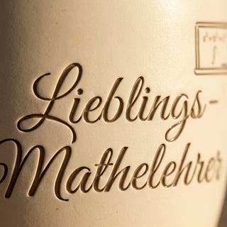 Personalisierter Blumentopf mit Gravur — Geschenk Mathelehrer Abschied — Detailaufnahme