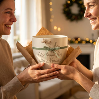 Personalisierter Blumentopf mit Gravur — Geschenk für Neurologen — als persoenliche Geschenk-Uebergabe