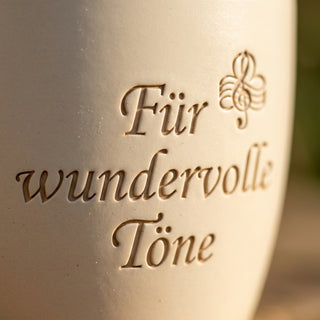 Personalisierter Blumentopf mit Gravur — Geschenk Flötistin Musik — Detailaufnahme