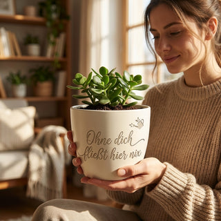 Personalisierter Blumentopf mit Gravur — Geschenk für Sanitärinstallateur — im Wohnambiente