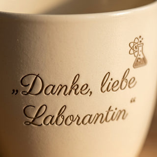 Personalisierter Blumentopf mit Gravur — Danke Geschenk für Laborantin — Detailaufnahme