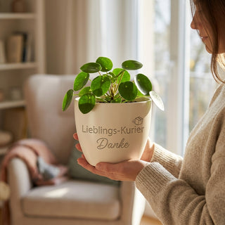 Personalisierter Blumentopf mit Gravur — Geschenk Kurierfahrer Danke — im Wohnambiente