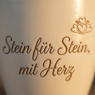 Personalisierter Blumentopf mit Gravur — Geschenk Steinmetz zur Pensionierung — Detailaufnahme