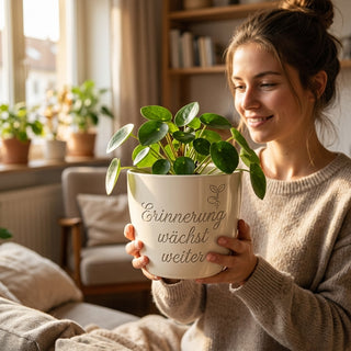 Blumentopf mit Gravur 'Erinnerung wächst weiter' — Geschenk Trauer & Erinnerung — im Wohnambiente