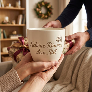 Personalisierter Blumentopf mit Gravur — Geschenk für Home Stagerin — als persoenliche Geschenk-Uebergabe