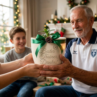 Personalisierter Blumentopf mit Gravur — Geschenk Handballtrainer — als persoenliche Geschenk-Uebergabe
