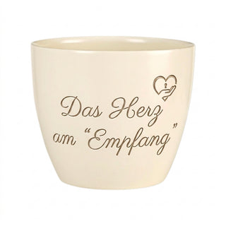 Personalisierter Blumentopf mit Gravur — Geschenk Empfangsdame Abschied — Detailansicht der Lasergravur
