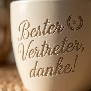 Personalisierter Blumentopf mit Gravur — Geschenk Handelsvertreter Dankeschön — Detailaufnahme