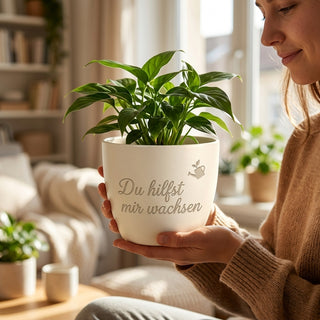 Personalisierter Blumentopf mit Gravur — Geschenk Ergotherapeutin Abschied — im Wohnambiente