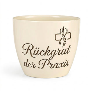 Personalisierter Blumentopf mit Gravur — Geschenk für MFA Praxis — Detailansicht der Lasergravur