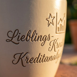 Personalisierter Blumentopf mit Gravur — Geschenk Kreditanalyst — Detailaufnahme