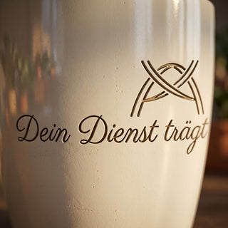 Persönlicher Blumentopf mit Gravur – Geschenk Diakon: Dein Dienst trägt — Detailaufnahme