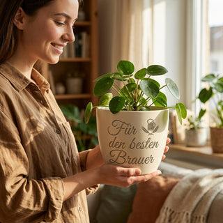 Personalisierter Blumentopf mit Gravur — Geschenk Brauer Abschied — im Wohnambiente