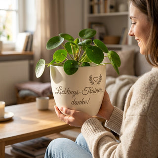 Personalisierter Blumentopf mit Gravur — Geschenk Fußballtrainer Abschied — im Wohnambiente