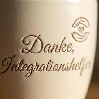 Personalisierter Blumentopf mit Gravur — Geschenk Integrationshelfer Danke — Detailaufnahme