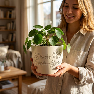 Personalisierter Blumentopf — Geschenk Elektrotechniker Abschied Dank — im Wohnambiente