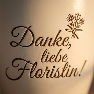 Personalisierter Blumentopf mit Gravur — Geschenk für Floristin zum Dankeschön — Detailaufnahme