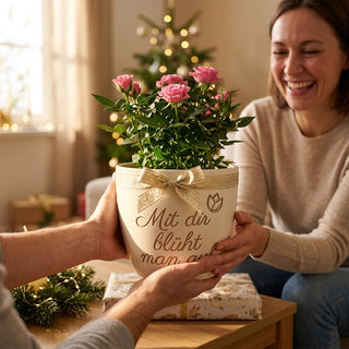 Geschenk für Physiotherapeutin – Blumentopf mit persönlicher Gravur — als persoenliche Geschenk-Uebergabe