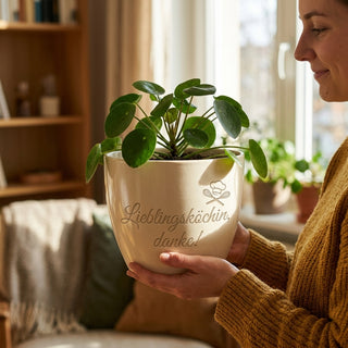 Personalisierter Blumentopf 'Lieblingsköchin, danke!' — Geschenk Köchin — im Wohnambiente