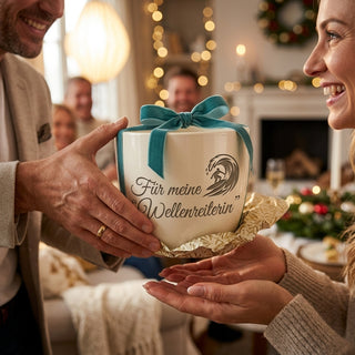 Blumentopf mit Lasergravur — Geschenk Surferin „Für meine Wellenreiterin“ — als persoenliche Geschenk-Uebergabe