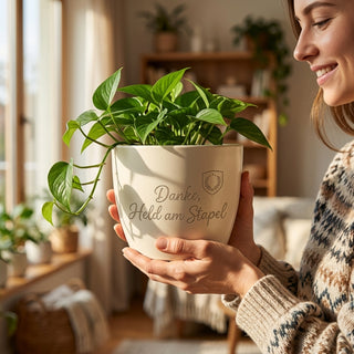 Personalisierter Blumentopf mit Gravur – Danke-Geschenk für Staplerfahrer — im Wohnambiente
