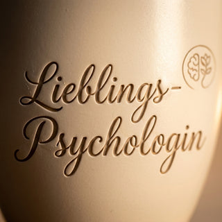 Personalisierter Blumentopf mit Gravur — Geschenk Kinderpsychologin — Detailaufnahme
