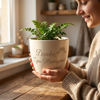 Personalisierter Blumentopf mit Gravur — Danke Geschenk für Spa-Managerin — im Wohnambiente