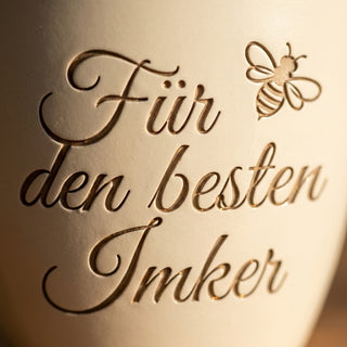 Personalisierter Blumentopf mit Gravur — Geschenk für Imker und Bienenzüchter — Detailaufnahme