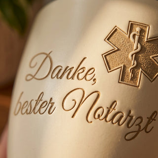 Personalisierter Blumentopf mit Gravur — Geschenk für Notarzt — Detailaufnahme