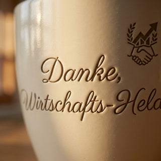 Personalisierter Blumentopf mit Gravur — Geschenk Wirtschaftsingenieur Abschied — Detailaufnahme