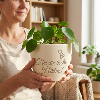 Personalisierter Blumentopf mit Gravur — Geschenk für Hirtin — im Wohnambiente